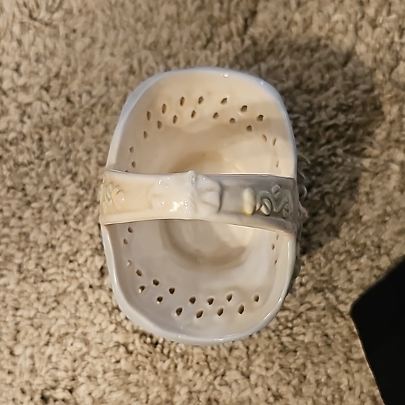 Vintage 1960's Victorian Porcelain Basket, Embossed flowers ceramic basket - Picture 5 of 5